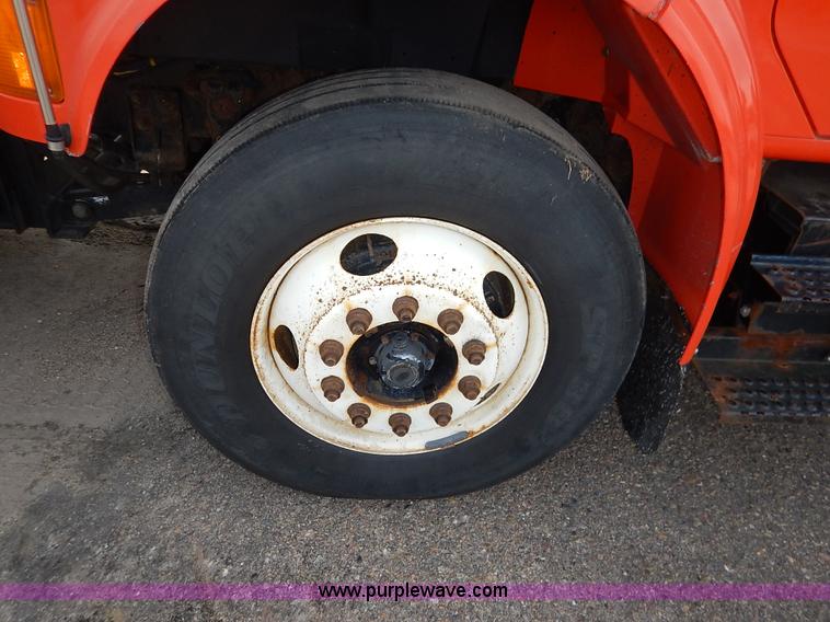 image for item K1733 1999 International 4900 dump truck