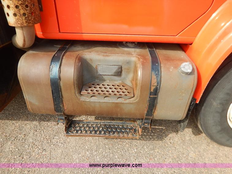 image for item K1733 1999 International 4900 dump truck