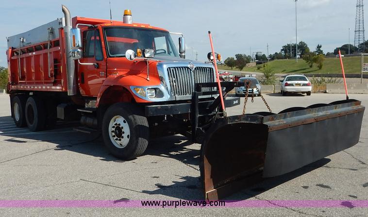 image for item L2308 2003 International 7500 dump truck