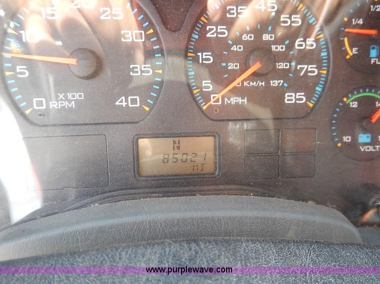 image for item L2308 2003 International 7500 dump truck