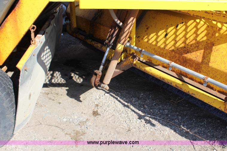 image for item L2479 2007 Superior DT80CT self propelled broom