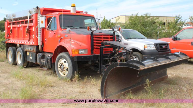 image for item L2488 1999 International 4900 dump truck