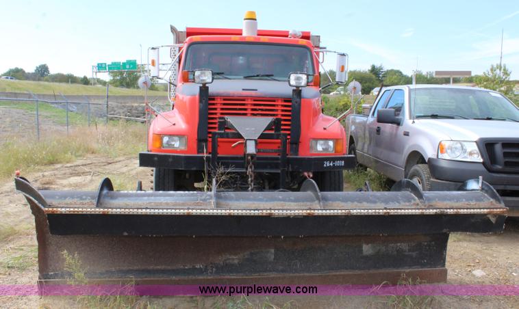 image for item L2488 1999 International 4900 dump truck
