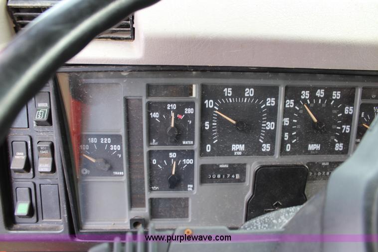 image for item L2488 1999 International 4900 dump truck