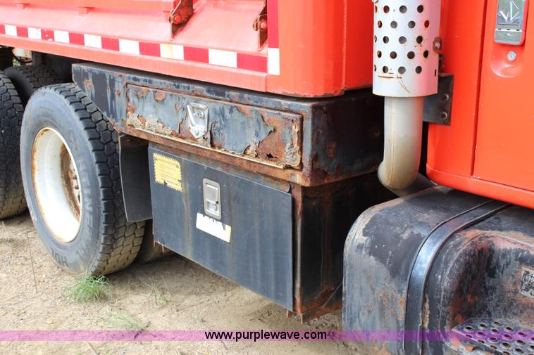 image for item L2488 1999 International 4900 dump truck