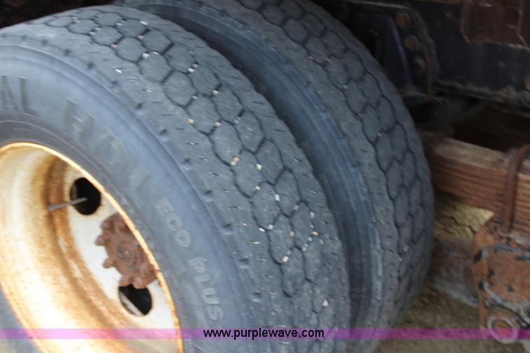 image for item L2488 1999 International 4900 dump truck