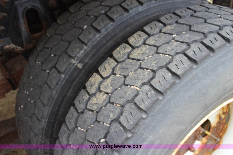 image for item L2488 1999 International 4900 dump truck