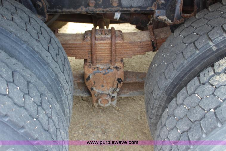 image for item L2488 1999 International 4900 dump truck