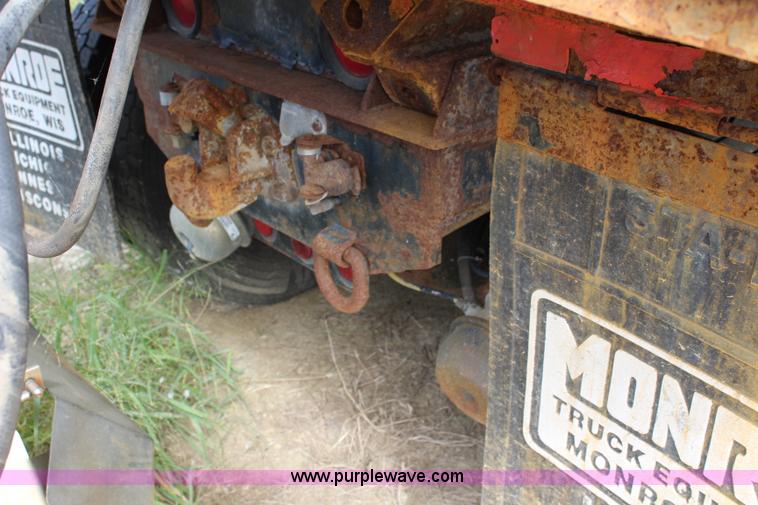 image for item L2488 1999 International 4900 dump truck