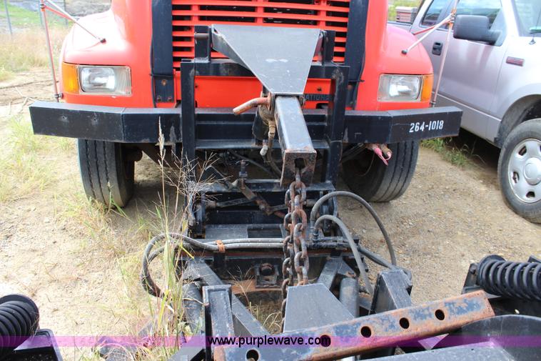 image for item L2488 1999 International 4900 dump truck