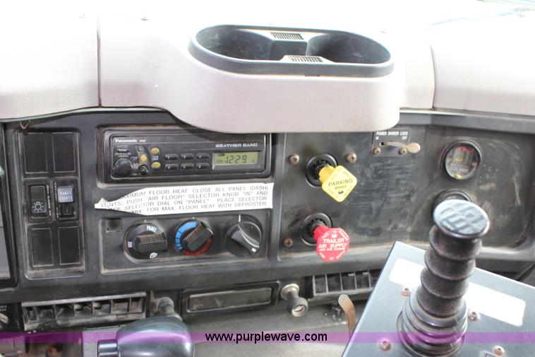 image for item L2489 1999 International 4900 dump truck