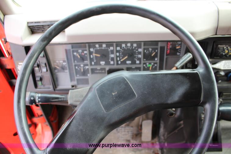 image for item L2489 1999 International 4900 dump truck