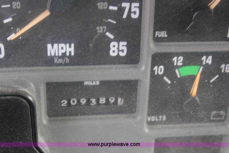 image for item L2489 1999 International 4900 dump truck