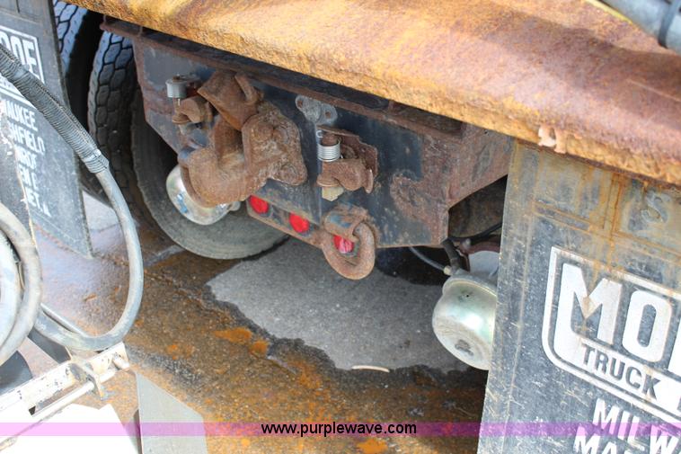 image for item L2489 1999 International 4900 dump truck