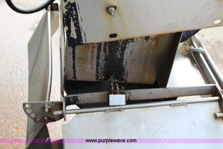 image for item L2489 1999 International 4900 dump truck