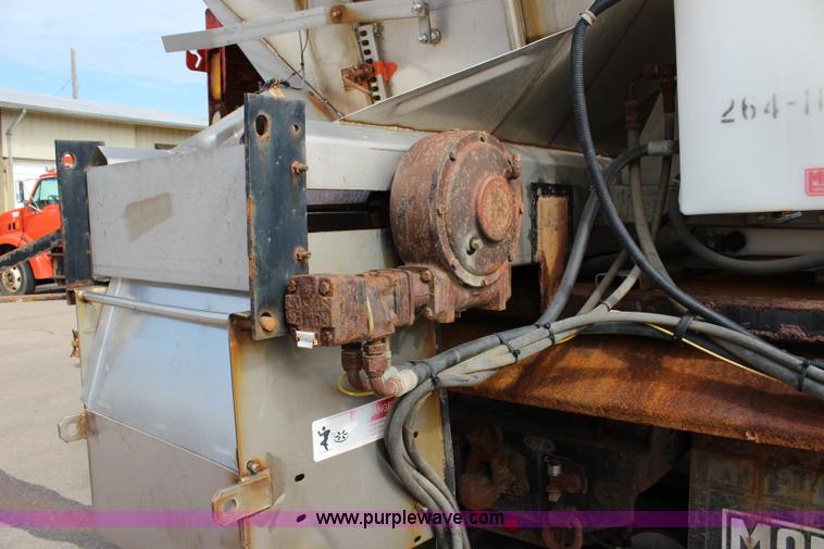 image for item L2489 1999 International 4900 dump truck