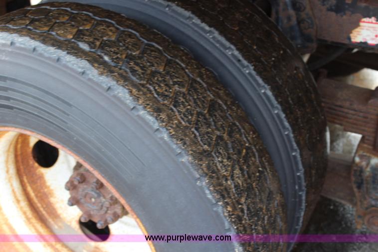 image for item L2489 1999 International 4900 dump truck