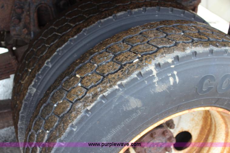 image for item L2489 1999 International 4900 dump truck