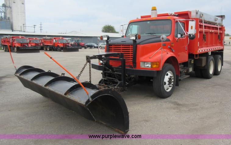 image for item L6386 1999 International 4900 dump truck