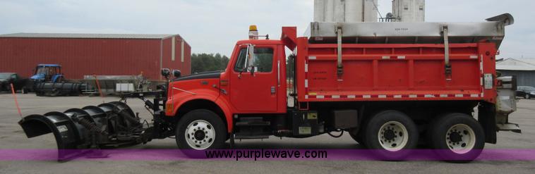 image for item L6386 1999 International 4900 dump truck