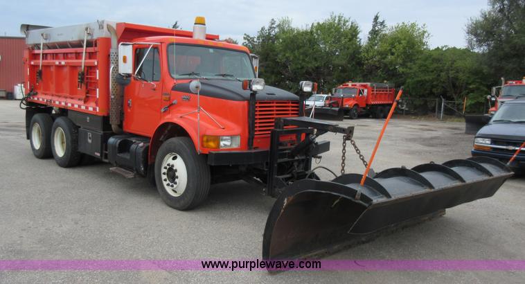 image for item L6386 1999 International 4900 dump truck
