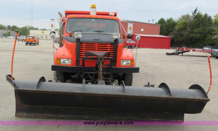 image for item L6386 1999 International 4900 dump truck