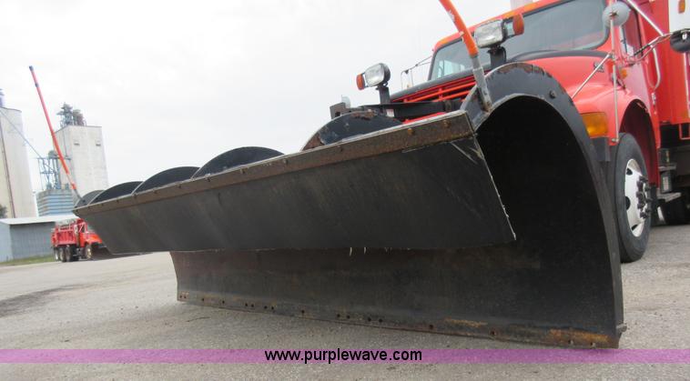 image for item L6386 1999 International 4900 dump truck