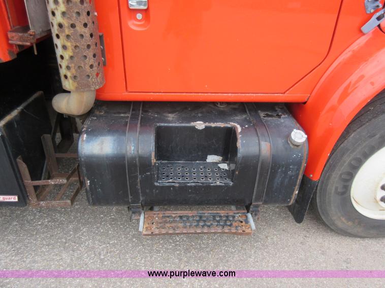 image for item L6386 1999 International 4900 dump truck