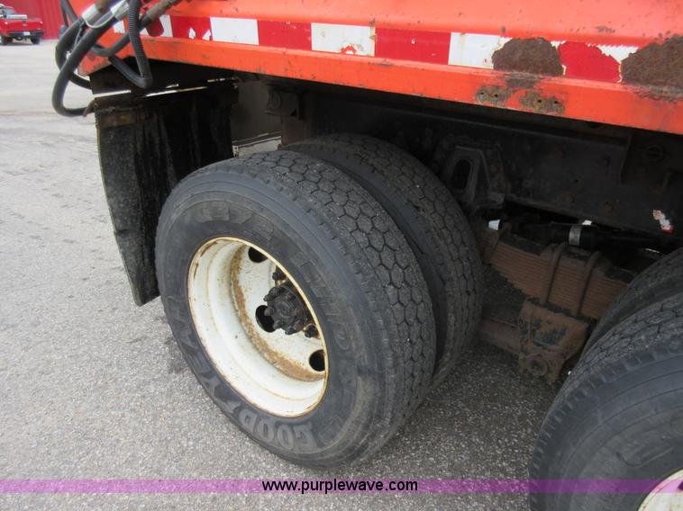 image for item L6386 1999 International 4900 dump truck