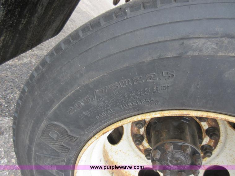 image for item L6386 1999 International 4900 dump truck