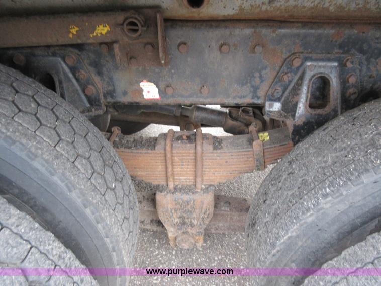 image for item L6386 1999 International 4900 dump truck