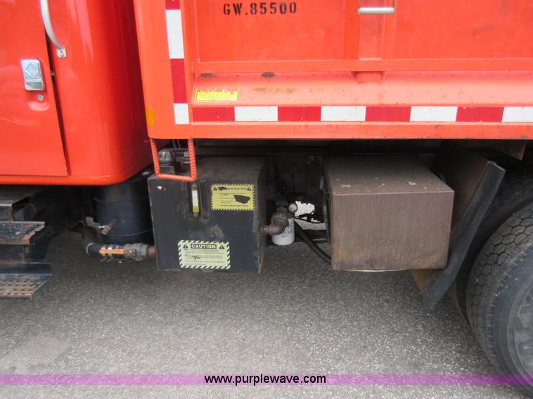 image for item L6386 1999 International 4900 dump truck