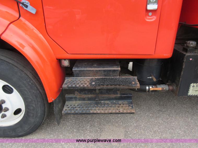 image for item L6386 1999 International 4900 dump truck