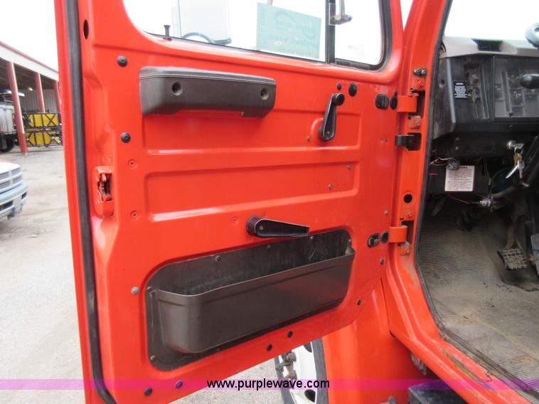 image for item L6386 1999 International 4900 dump truck