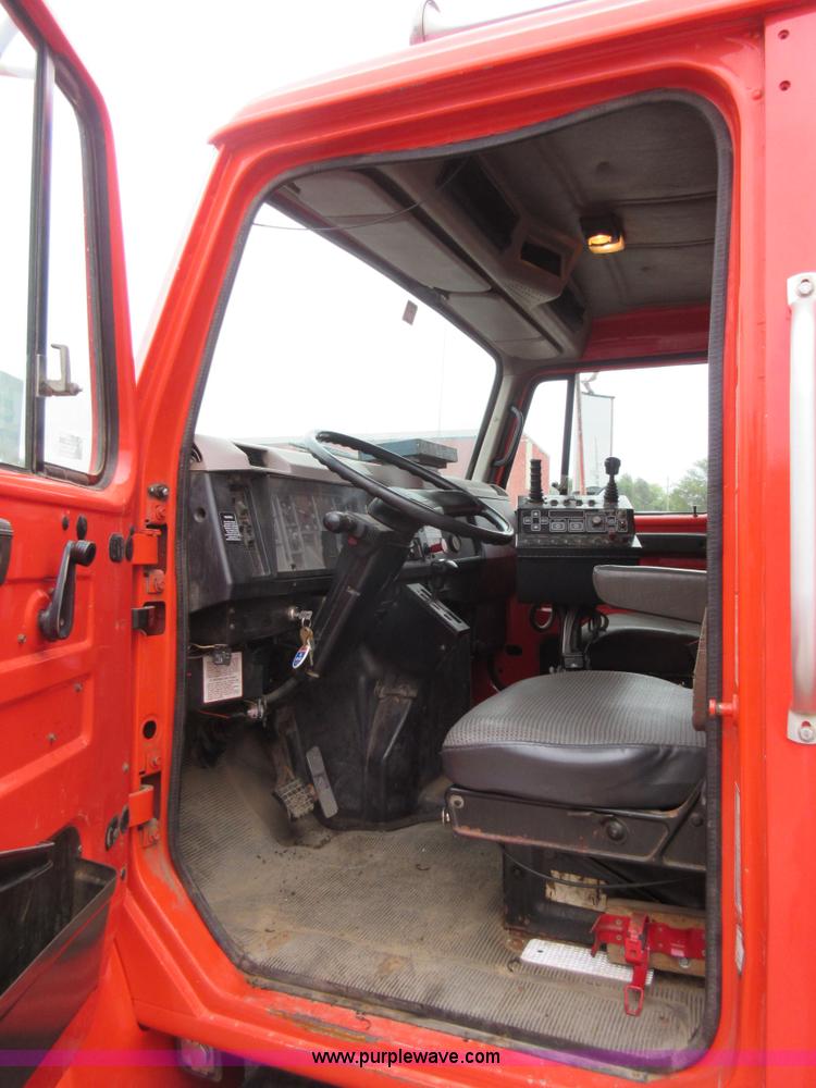 image for item L6386 1999 International 4900 dump truck