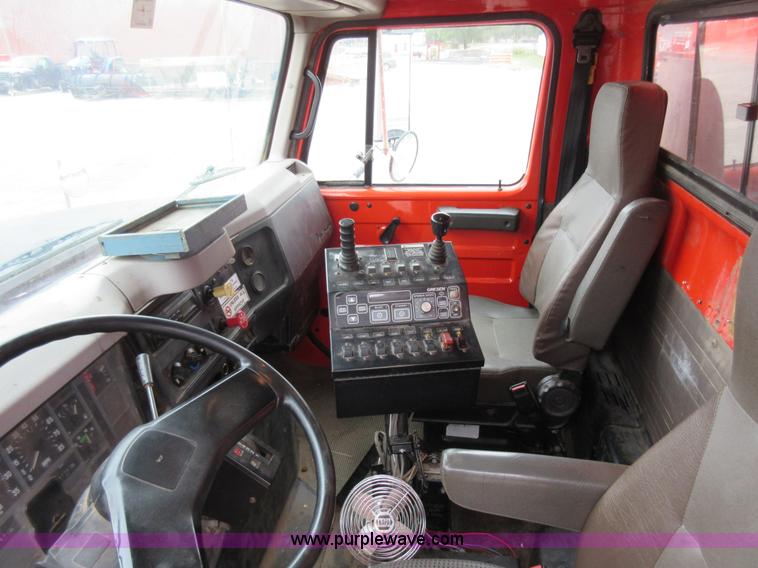 image for item L6386 1999 International 4900 dump truck