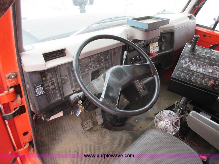 image for item L6386 1999 International 4900 dump truck