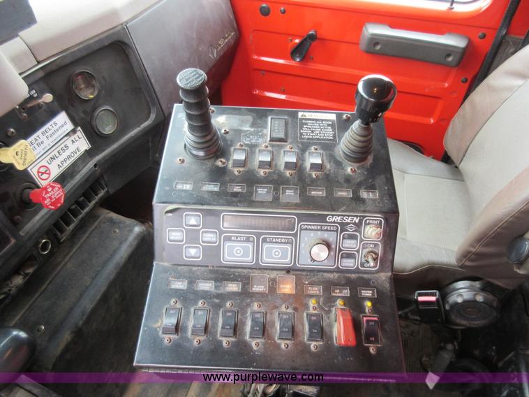 image for item L6386 1999 International 4900 dump truck