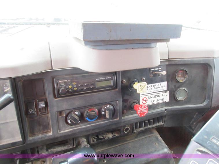 image for item L6386 1999 International 4900 dump truck