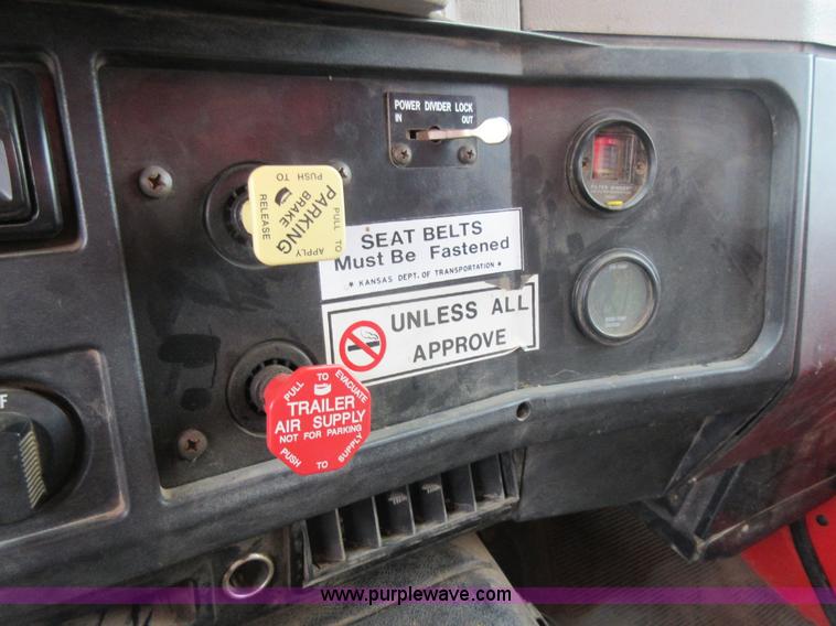 image for item L6386 1999 International 4900 dump truck