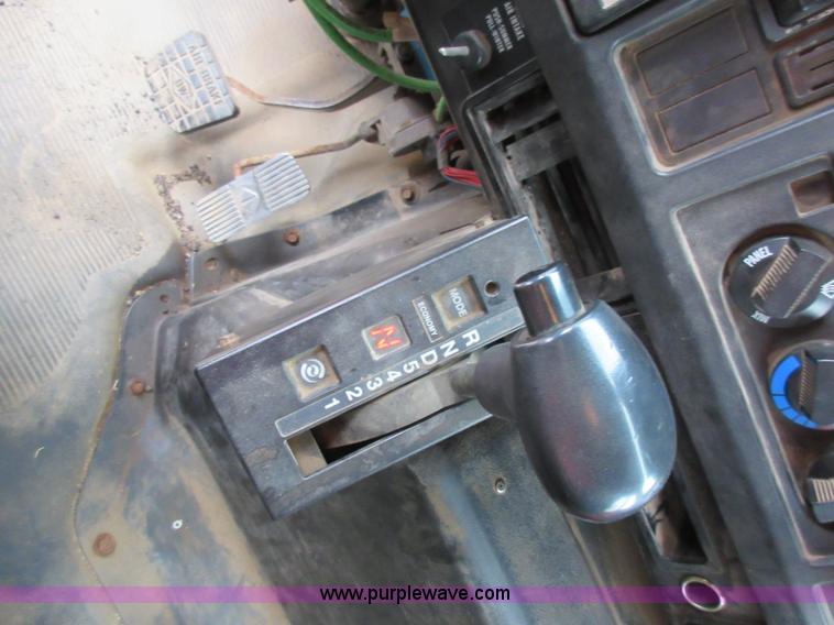 image for item L6386 1999 International 4900 dump truck