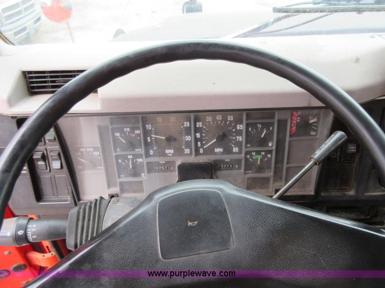 image for item L6386 1999 International 4900 dump truck