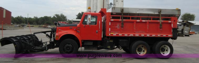 image for item L6387 1999 International 4900 dump truck