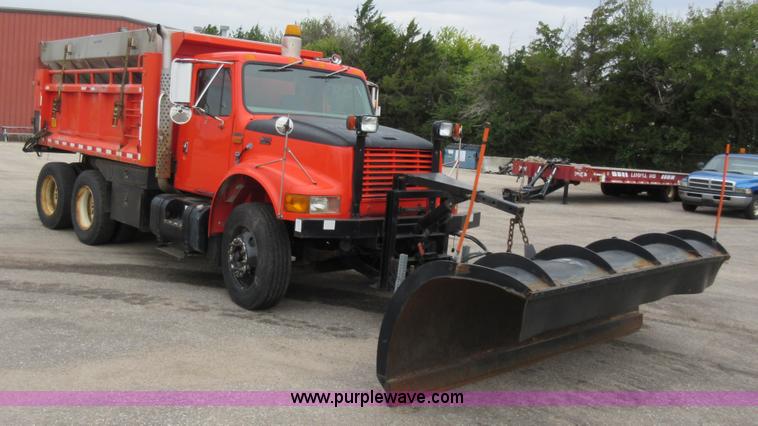 image for item L6387 1999 International 4900 dump truck