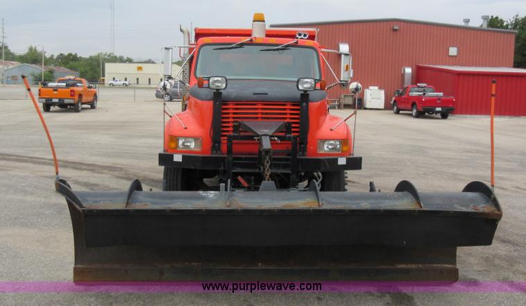 image for item L6387 1999 International 4900 dump truck