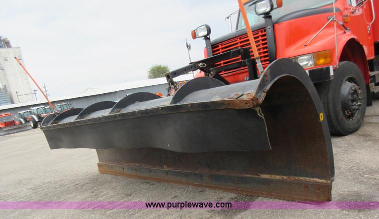 image for item L6387 1999 International 4900 dump truck