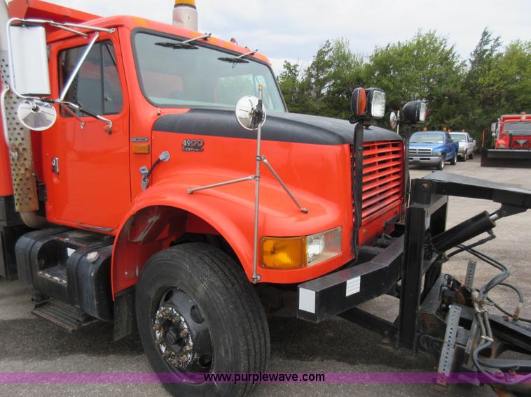image for item L6387 1999 International 4900 dump truck