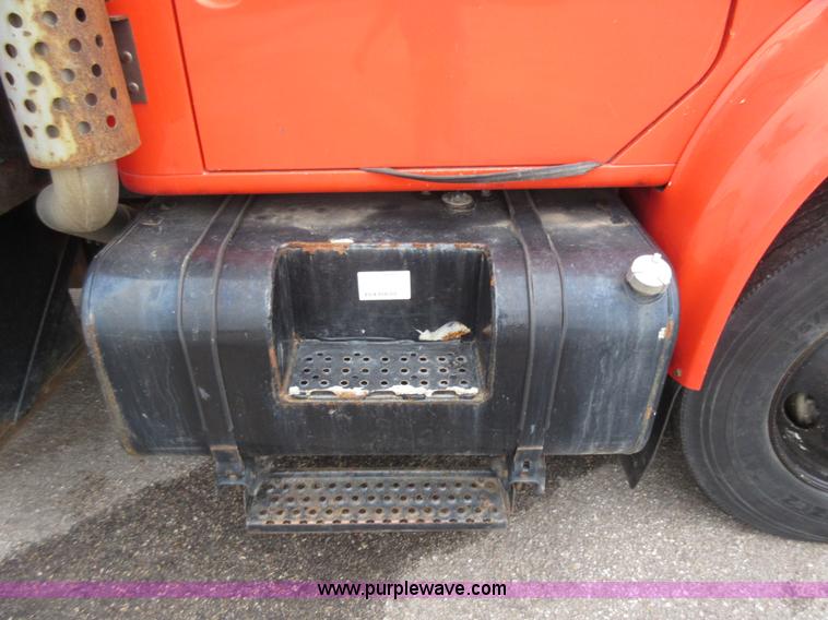 image for item L6387 1999 International 4900 dump truck