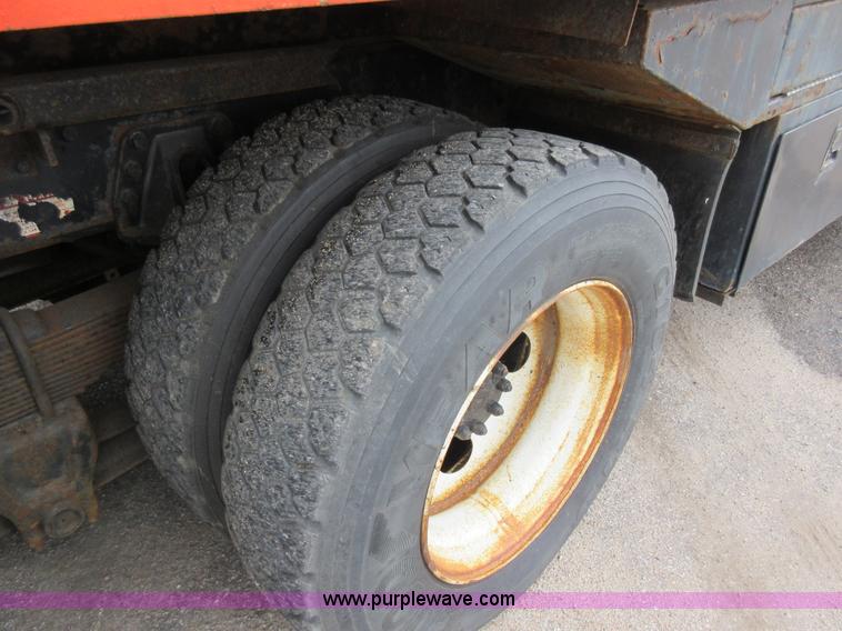 image for item L6387 1999 International 4900 dump truck