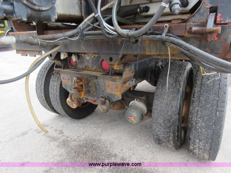 image for item L6387 1999 International 4900 dump truck